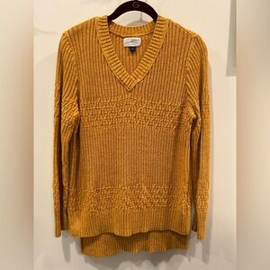 Universal Thread Woman’s V-Neck Sweater in Mustard size M